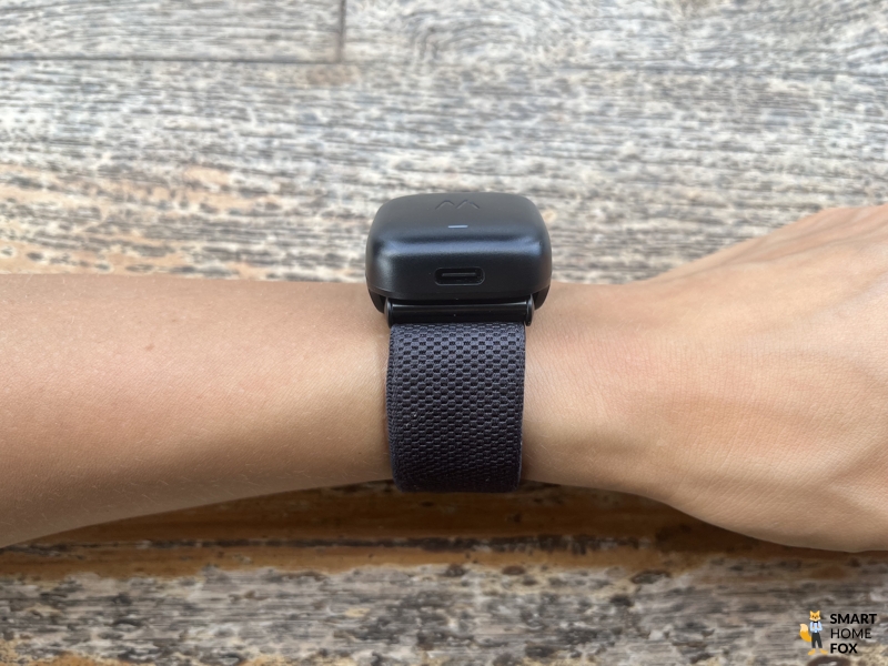 Аккумуляторный блок на браслете Whoop вид сбоку